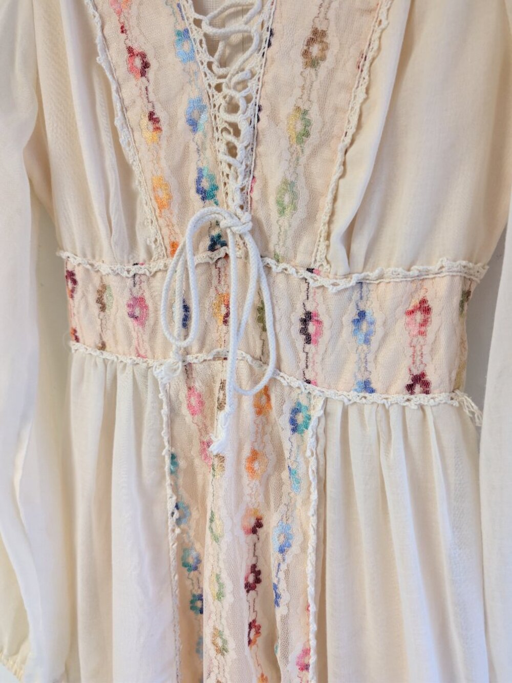 1970s Vintage Maxi Dress with lace rainbow floral details - Picture 10 of 12